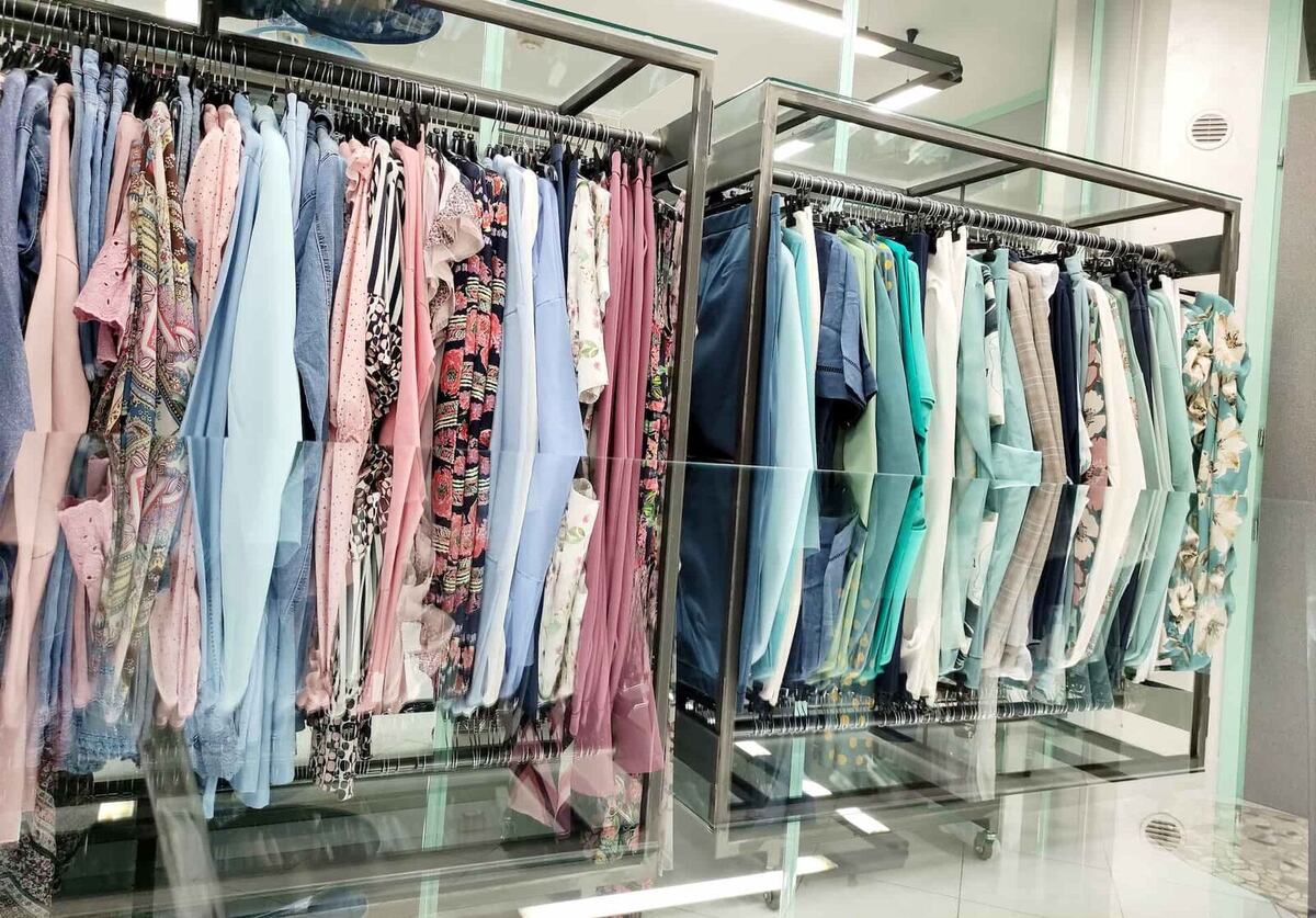 Capi di abbigliamento sugli appendiabiti nel negozio di Piamborno