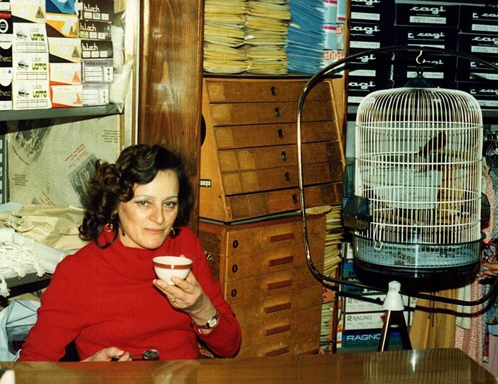 Irma dietro il banco del negozio, in una fotografia d’epoca